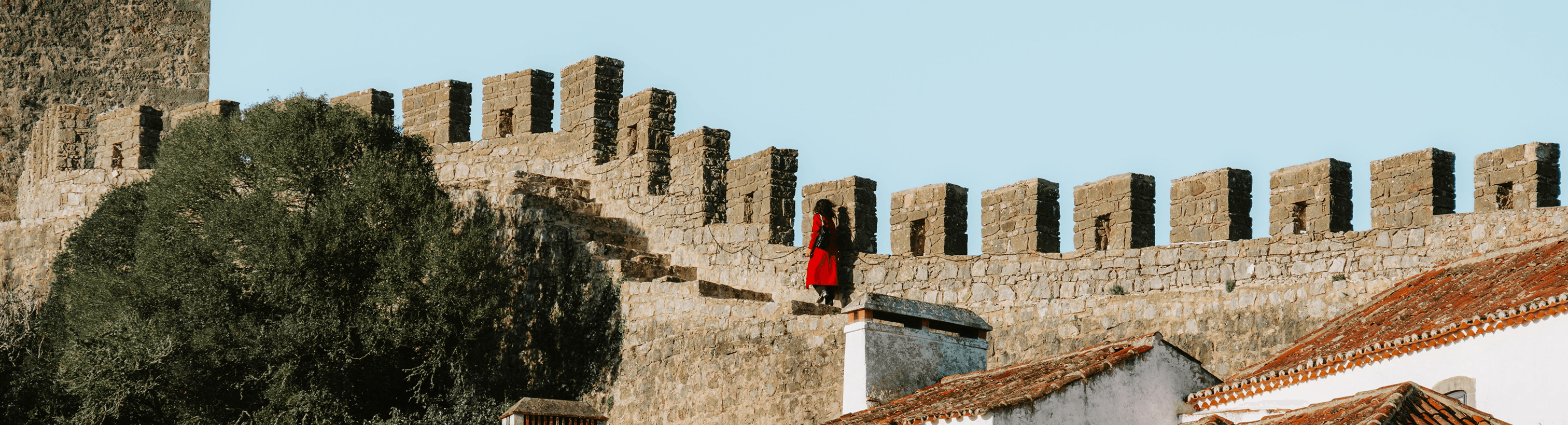 Castelo e muralhas medievais de Óbidos ao pôr do sol