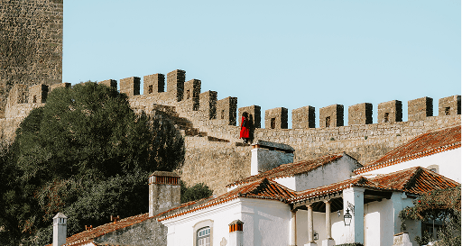 Castelo e muralhas medievais de Óbidos ao pôr do sol