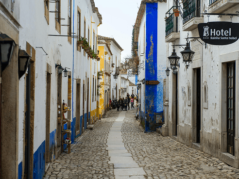 Ruas medievais de Óbidos com casas brancas